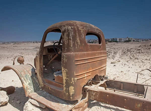 Überreste Eines Verrosteten Verlassenen Der Wüste Zurückgelassenen Lastwagens Verfallen — Stockfoto