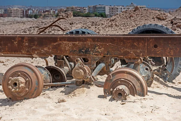 留在沙漠中腐烂的锈迹斑斑的被遗弃卡车底盘的残骸 — 图库照片
