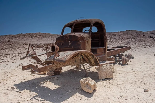 Rester Rostig Gammal Övergiven Förfallen Lastbil Kvar Öknen För Att — Stockfoto