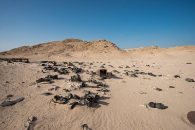 Uzak Afrika çöllerinde terk edilmiş eski çürüyen asker botlarının yakın çekimi.
