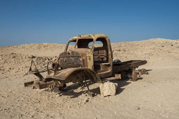 Restos Velho Enferrujado Caminhão Abandonado Abandonado Deixado Deserto Para Decadência — Fotografia de Stock