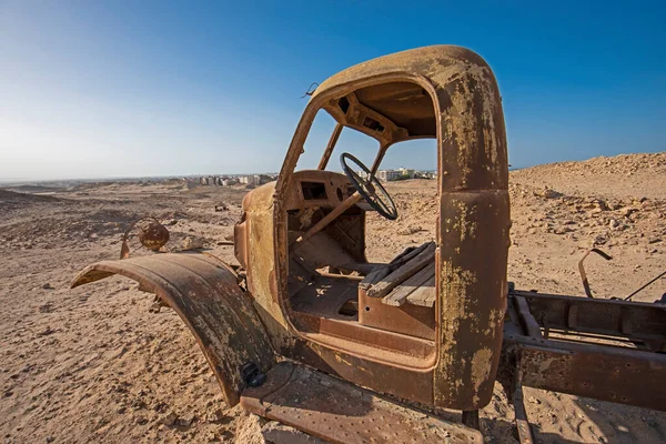 Überreste Eines Verrosteten Verlassenen Der Wüste Zurückgelassenen Lastwagens Verfallen — Stockfoto