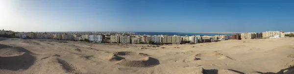 Панорама Большого Прибрежного Города Видом Море Краю Засушливого Пустынного Ландшафта — стоковое фото