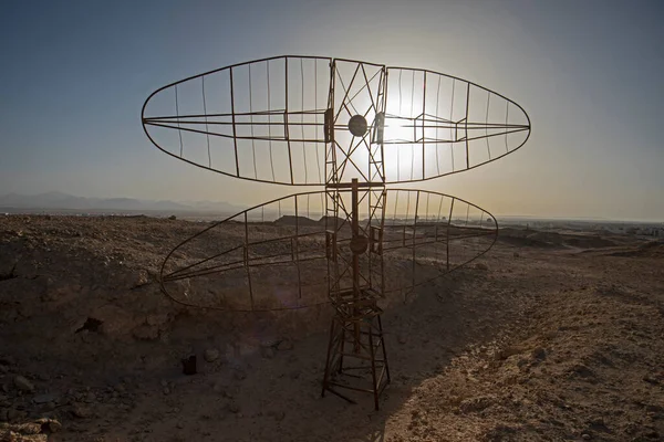 日没と遠くアフリカの砂漠の風景の中に放棄された古い繊細な軍用航空レーダーの閉鎖 — ストック写真