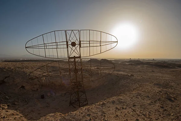 Nahaufnahme Alter Verfallener Militärischer Radarantennen Abgelegener Afrikanischer Wüstenlandschaft Mit Sonnenuntergang — Stockfoto