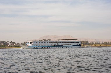 Büyük lüks geleneksel Mısır nehir Nil üzerinde yelken tekne gezisi