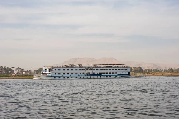 Большая Роскошная Традиционная Египетская Речная Круизная Лодка Плавающая Нилу — стоковое фото
