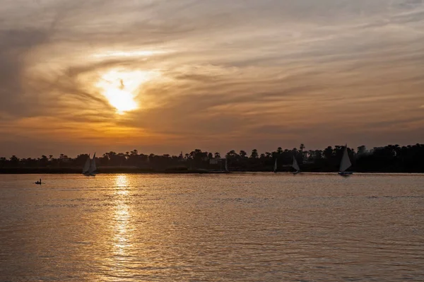 Günbatımında Nil Nehrinde Yelken Açan Geleneksel Mısırlı Kankaların Manzara Manzarası — Stok fotoğraf