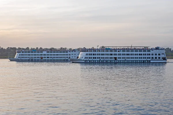 Paar Große Traditionelle Ägyptische Luxus Flusskreuzfahrtschiffe Auf Dem Nil — Stockfoto