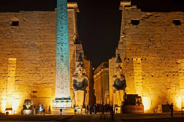 古埃及卢克索寺塔楼入口的巨大雕像和方尖碑在夜间被点燃 — 图库照片