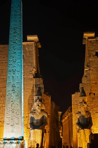 Eski Mısır Luxor Tapınağı Nın Giriş Sütunundaki Büyük Heykel Dikilitaş — Stok fotoğraf