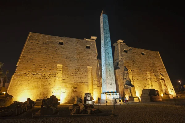 Μεγάλο Άγαλμα Και Οβελίσκος Στον Πυλώνα Εισόδου Στην Αρχαία Αιγυπτιακή — Φωτογραφία Αρχείου