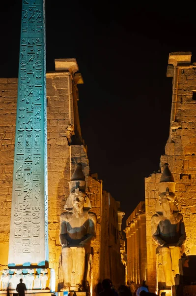 古埃及卢克索寺塔楼入口的巨大雕像和方尖碑在夜间被点燃 — 图库照片