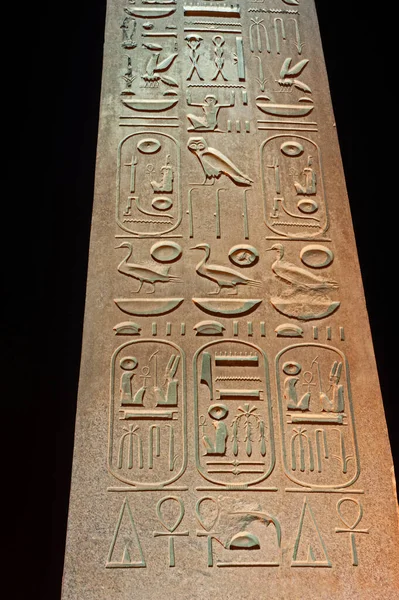 Gran Obelisco Con Tallas Jeroglíficas Antiguo Templo Egipcio Luxor Iluminado — Foto de Stock