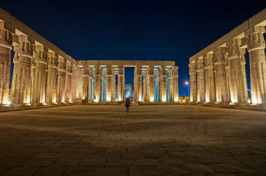 Antik Mısır Luxor Tapınağı 'ndaki hipostyle salonundaki büyük sütunlar gece boyunca parladı.