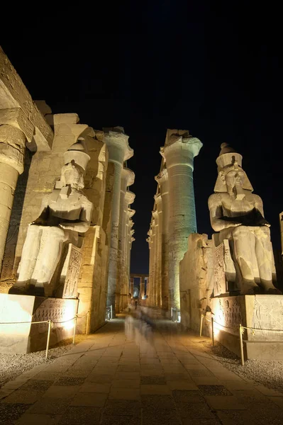 Große Statuen Von Ramses Mit Säulen Der Hypostilhalle Des Antiken — Stockfoto