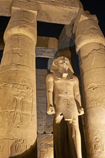 Gran Estatua Ramsés Con Columnas Sala Hipóstila Antiguo Templo Egipcio —  Fotos de Stock