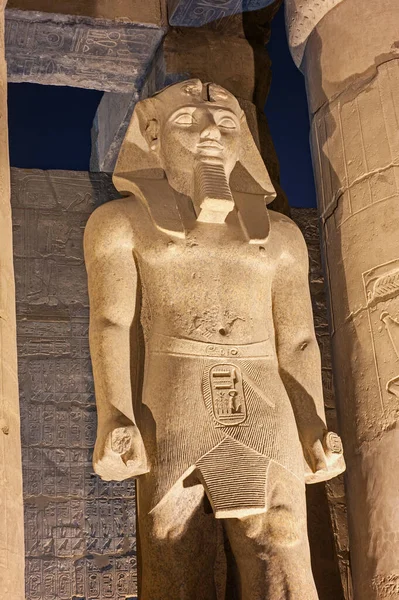 古代エジプトのルクソール神殿の仮説的なホールの列とラムセス2世の大像は夜の間にライトアップ — ストック写真