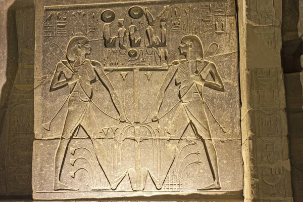 Grandes Esculturas Hieroglíficas Parede Antigo Templo Egípcio Luxor Iluminado Durante — Fotografia de Stock