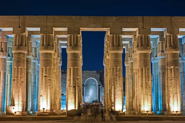 Grandes Columnas Sala Hipóstila Antiguo Templo Egipcio Luxor Iluminado Durante —  Fotos de Stock