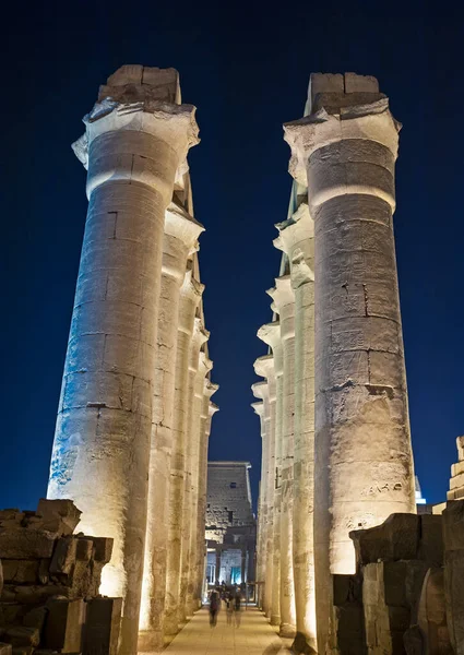 Antik Mısır Luxor Tapınağı Ndaki Hipostyle Salonundaki Büyük Sütunlar Gece — Stok fotoğraf