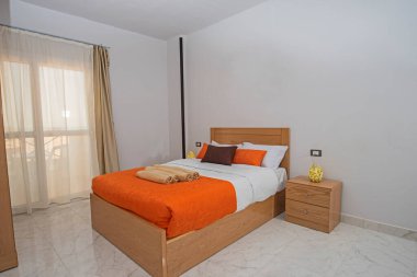 Lüks mobilyaların iç dizayn dekorasyonu ev yatak odasını gösteriyor ve çift kişilik yatak ve balkon.