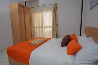 Lüks mobilyaların iç dizayn dekorasyonu ev yatak odasını gösteriyor ve çift kişilik yatak ve balkon.