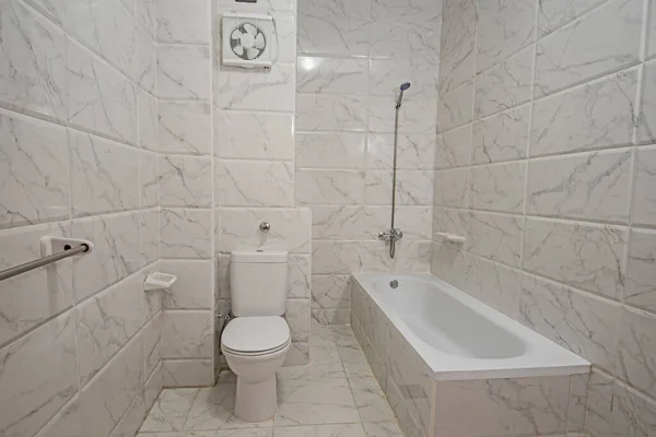 一个带有淋浴和浴缸的豪华家庭式浴室的室内设计 — 图库照片