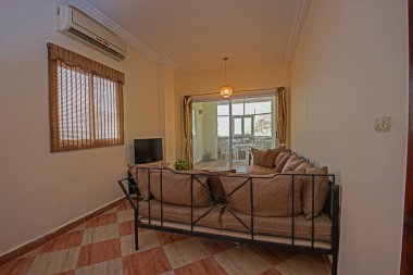Lüks apartmandaki oturma odası salonu balkonla döşenmiş iç dizayn dekorasyonunu gösteriyor.