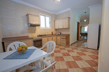 Lüks apartman galerisindeki modern mutfak ve aletleri gösteren iç dizayn dekorasyonu.