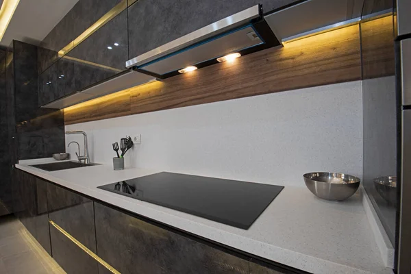 高級アパートのショールームで食器棚付きのモダンなキッチンを示すインテリアデザインの装飾 — ストック写真
