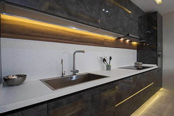 食器棚と高級アパートのショールームでシンクとモダンなキッチンを示すインテリアデザインの装飾 — ストック写真