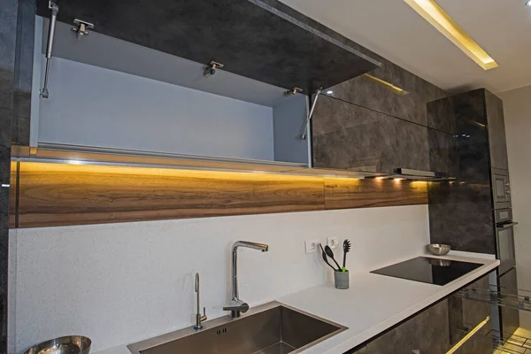 高級アパートのショールームで食器棚付きのモダンなキッチンを示すインテリアデザインの装飾 — ストック写真