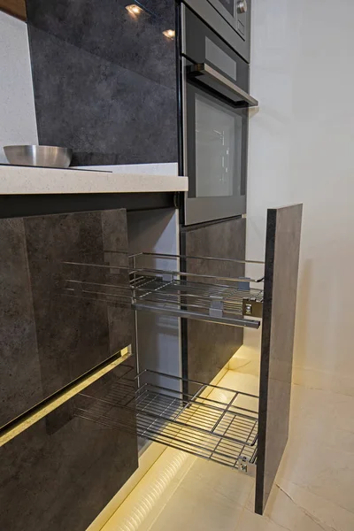棚付きスライド食器棚のクローズアップ詳細を示す高級アパートのキッチンのインテリアデザインの装飾 — ストック写真