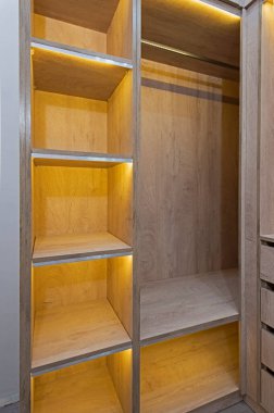 Lüks mobilyaların iç tasarım dekorasyonu. Ev odası ahşap gardırop mobilyalarının içinde yürüdüğünü gösteriyor.