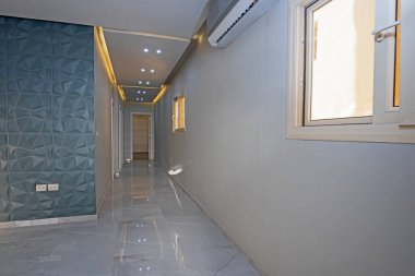 Lüks, modern bir apartmanın içinde, ışık saçan bir koridor dizaynı.