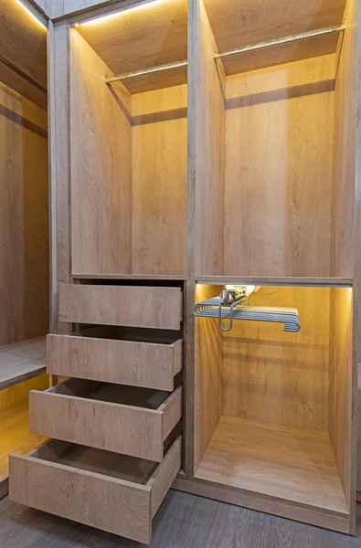 木製ワードローブクローゼット家具で歩くことを示す豪華なショーの家のベッドルームのインテリアデザイン装飾家具 — ストック写真