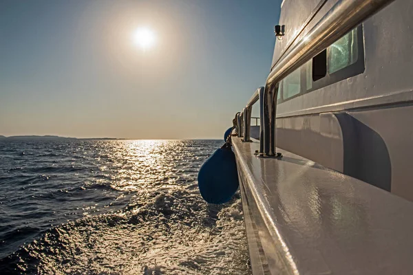 Dole Straně Luxusní Jachty Plující Přes Otevřený Oceán Východem Slunce — Stock fotografie