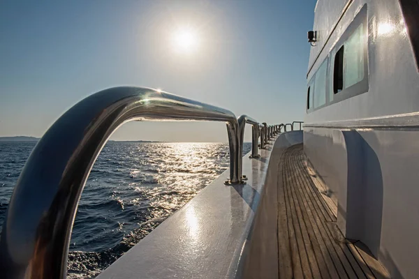 Dole Straně Luxusní Jachty Plující Přes Otevřený Oceán Východem Slunce — Stock fotografie