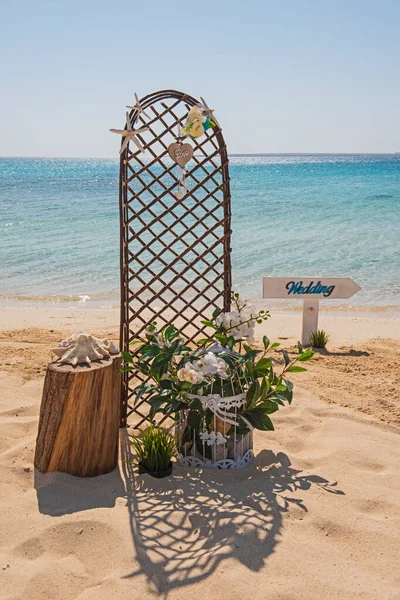 海を背景に熱帯の島の砂浜の楽園での結婚式のサインや装飾の閉鎖 — ストック写真