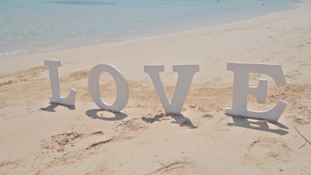 Fechar Sinal Amor Romântico Ilha Tropical Paraíso Praia Areia Com — Vídeo de Stock