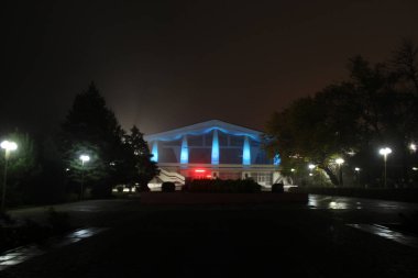 Seyirci sahnede konseri izliyor..