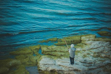 İki balıkçı Asya 'da balıkçı ağlarını onarıyor, eğlence, kültür, taze, nostalji, balıkçı teknesi çalışıyor.