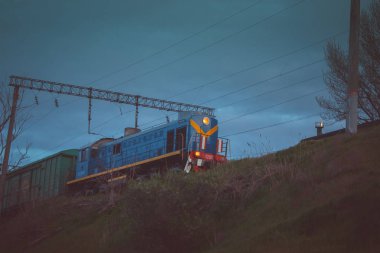 Sabah treni, hareket, vagon, yol, klasik, Avrupa, gökyüzü, elektrik, kentsel, taşıma, banliyö, hızlı tren, Finlandiya, lojistik, demiryolu, hızlı dağıtım, güneş ışığı buharı oluşturma rotası doğa turizm şehri, güneş doğumu, akşam, insanlar