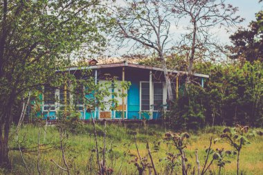 Moskova, Rusya - 9 Mayıs 2017: SSCB 'nin eski Sovyet ulusal amblemi, Rus harfleriyle Sovyetler Birliği' nin metal ve kısaltmasından yapılmıştır. Geçmişteki Sovyetlerin unutulmuş sembolü