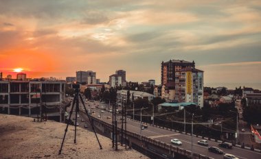 Duygusal açıdan olumlu müteahhit turuncu üniforma giyiyor ve elinde bir fincan kahveyle ayakta dikilip...