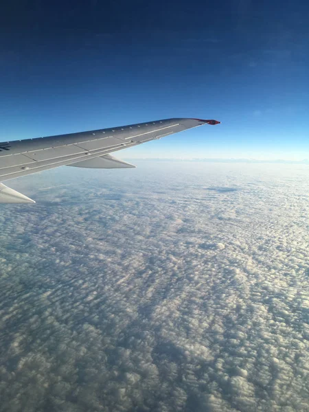 青で離陸する旅客機 — ストック写真