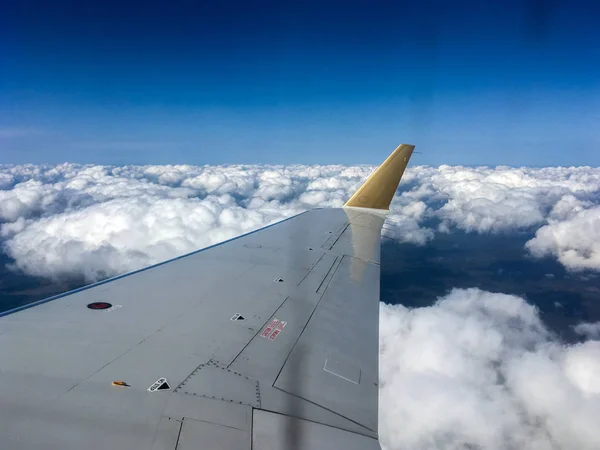 Passagiersvliegtuig Opstijgend Het Blauw — Stockfoto