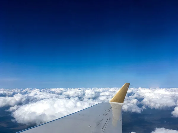 Passagiersvliegtuig Opstijgend Het Blauw — Stockfoto