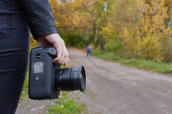 Девушка Парке Осенью Профессиональной Полноформатной Dslr Камерой Снимает Бег Ходьбу — стоковое фото